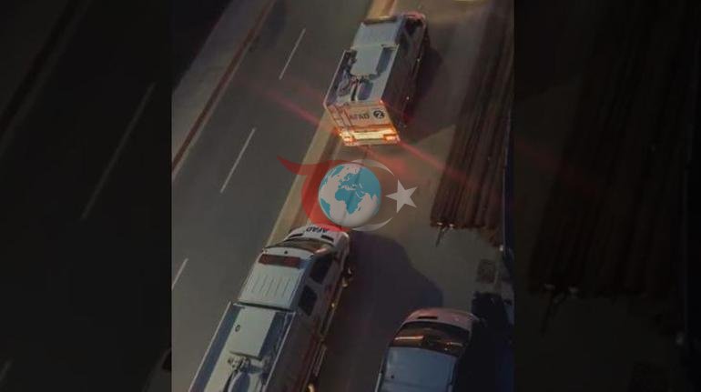 Son dakika... Bayrampaşada yol çalışması sırasında göçük Mahsur kalanlar var