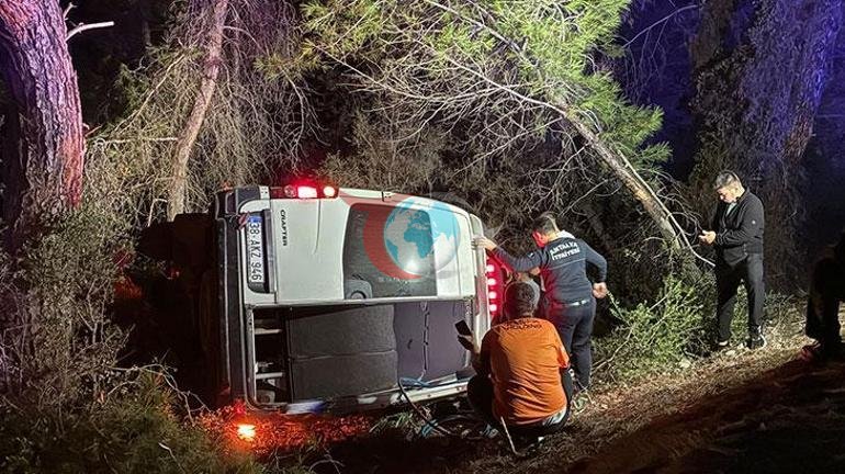 Antalyada dağcıları taşıyan minibüs şarampole devrildi: 15 yaralı