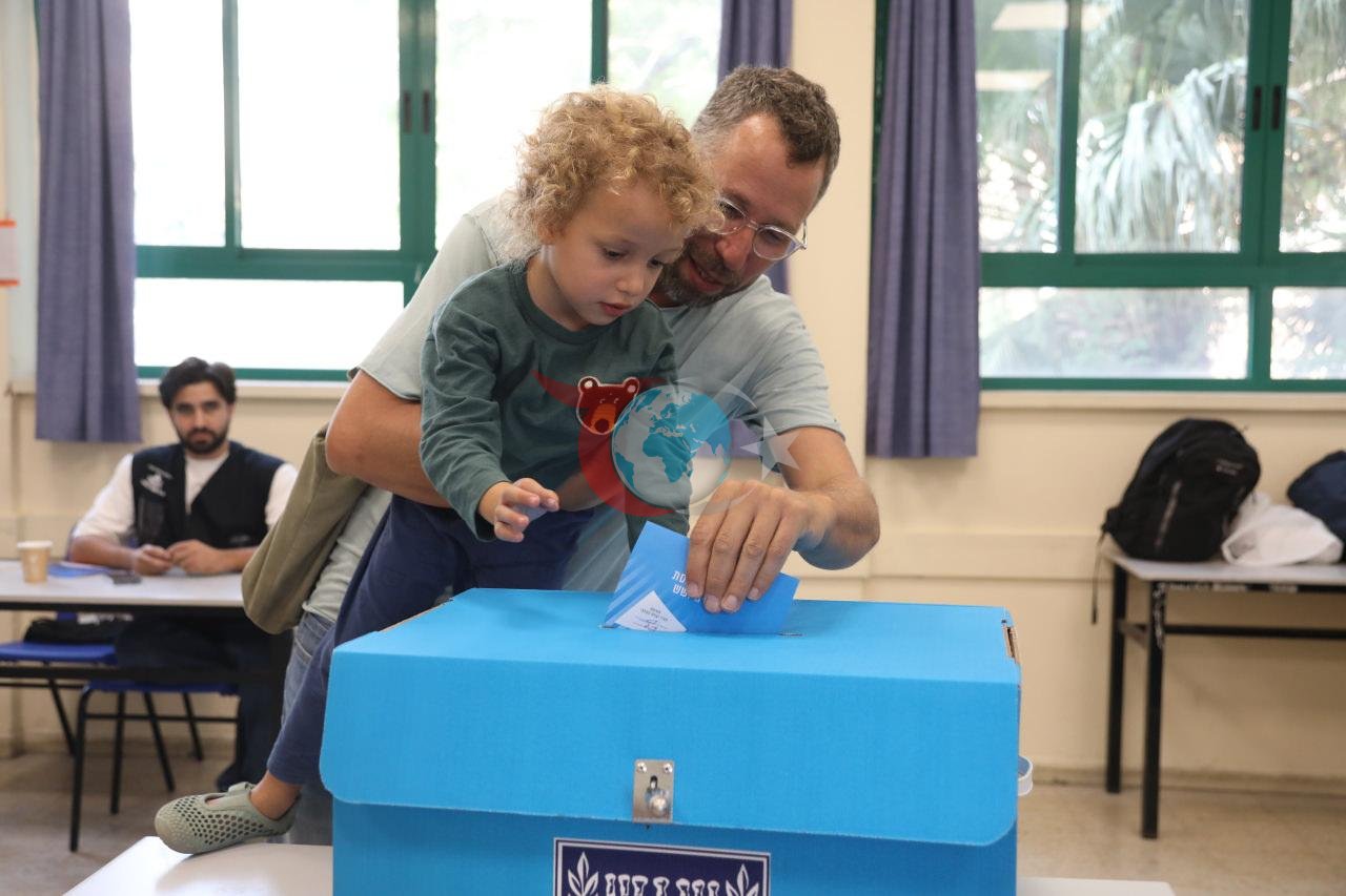 İsrail'de genel seçim için halk sandık başına gitti. İsrailli seçmenler, Tel Aviv'deki Herzliya İbrani Lisesi'nde oy kullandı.