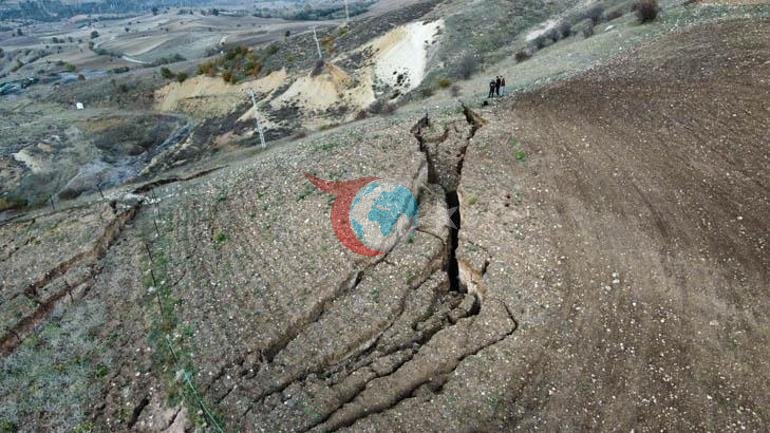 Kentte korkutan hareketlilik: Dev yarıklar oluştu Valiliktan açıklama geldi