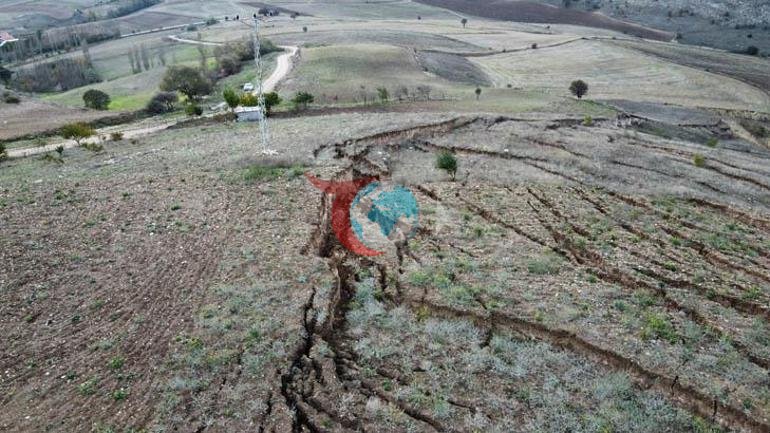 Kentte korkutan hareketlilik: Dev yarıklar oluştu Valiliktan açıklama geldi