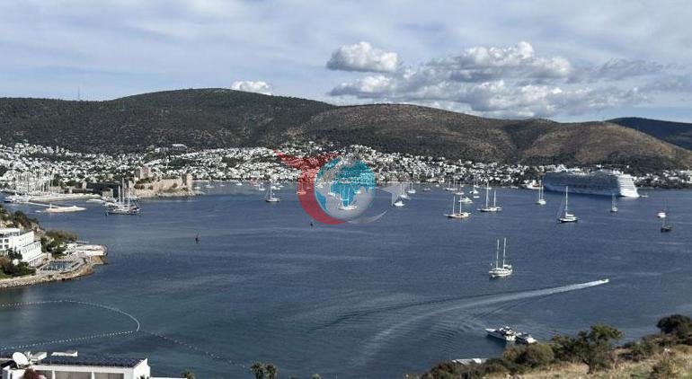 Dün sel vardı, bugün denize girdiler Kentten şaşırtan görüntüler