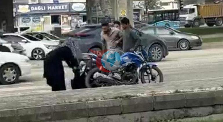 Yere düşen motosiklet sürücüsüne sopalı saldırı ‘Hem darp edildim hem de ceza yedim’