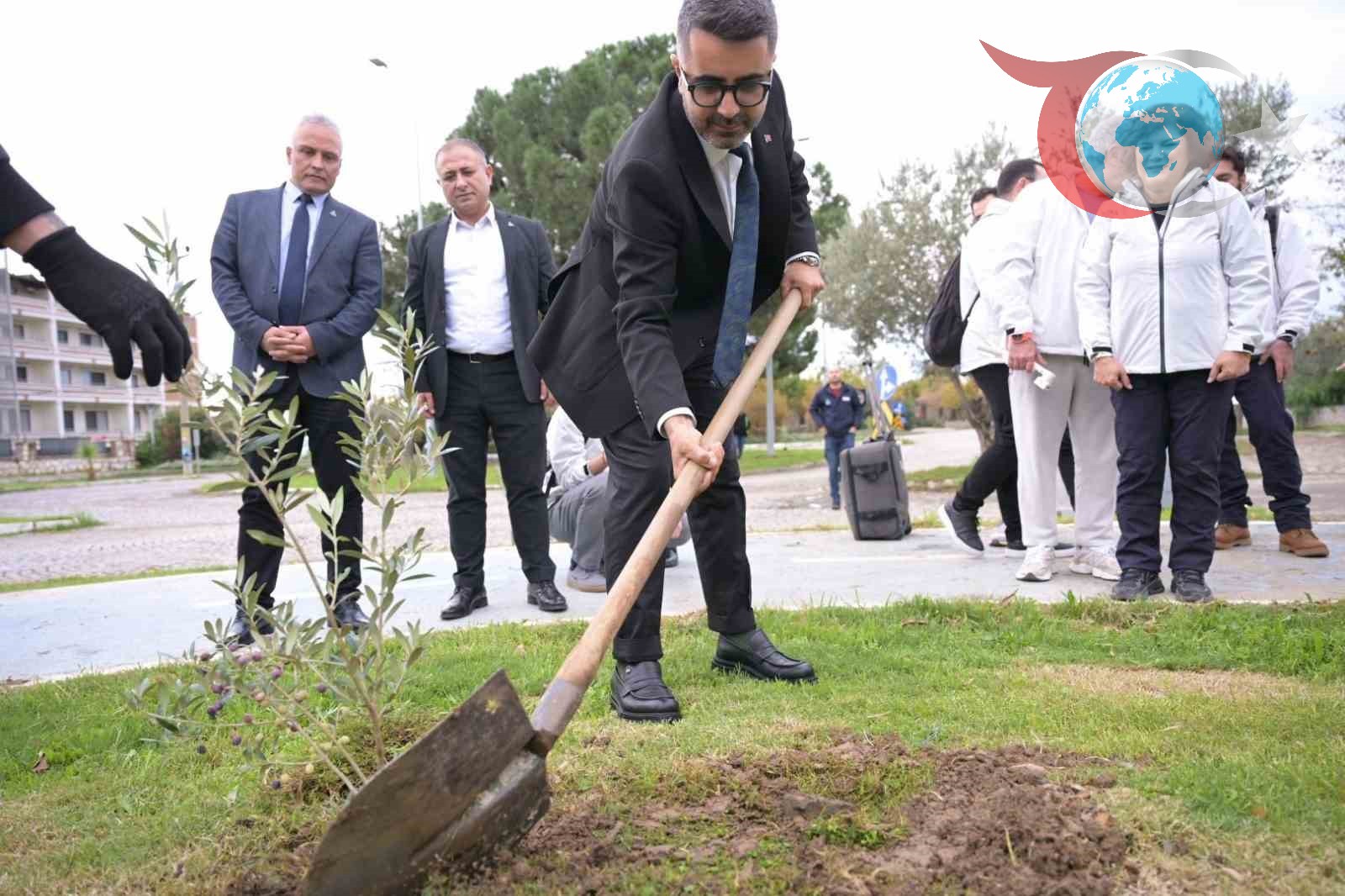 Kaz Dağları’nda Koşu Öncesi Zeytin Fidanı Dikimiyle Doğa ve Sürdürülebilirlik Vurgusu
