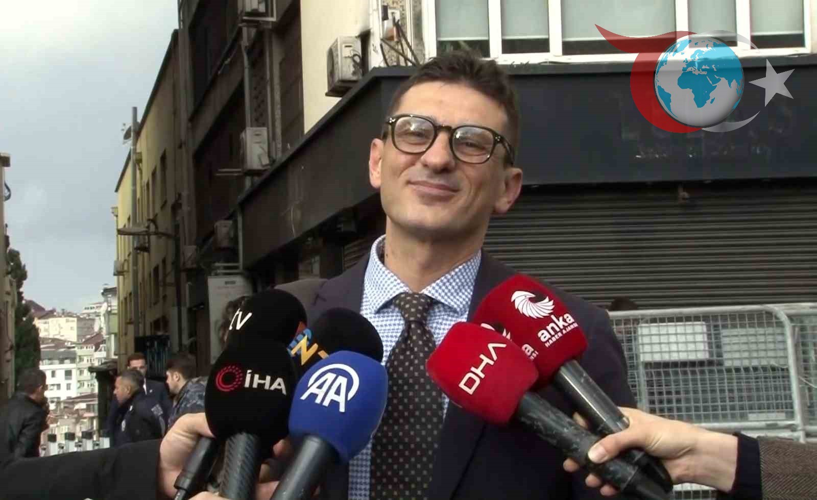 İstanbul'da Duygusal Buluşma: Acılı Baba Papa ile Gözyaşları Arasında Görüştü