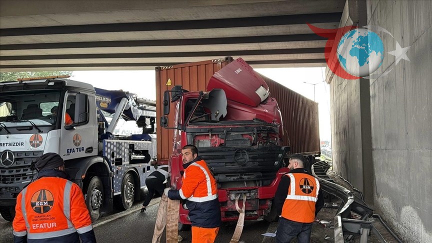 Kocaeli'de Korkunç Kaza: Tır Bariyerlere Çarptı