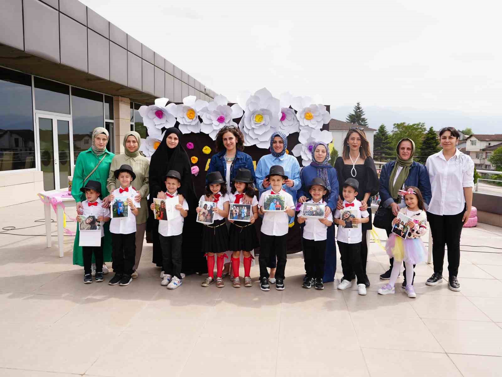 Miniklerden annelerine özel gösteri