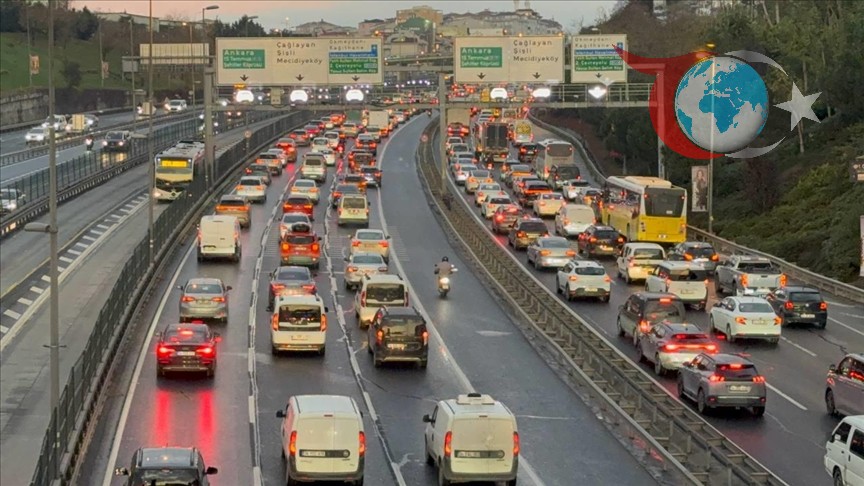 İstanbul'da Yağışla Birlikte Trafik Kabusu: Yoğunluk Yüzde 85'e Ulaştı