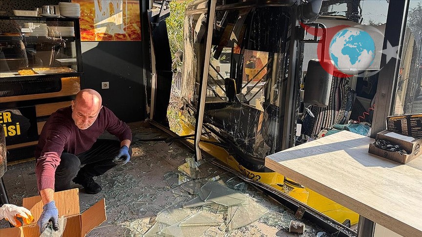 İstanbul'da İETT Otobüsü Binaya Çarptı: 3 Yolcu Yaralandı