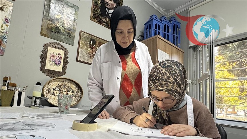 Kara Kalemle Hayallerini Tuvale Yansıtan Genç Sanatçı