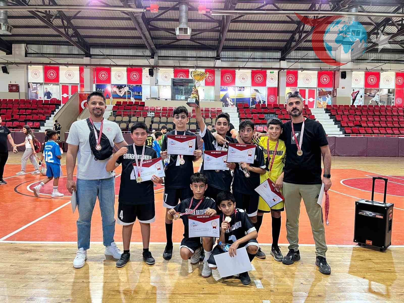 Siverek Ortaokulu Minikler Kategorisi Futbol Turnuvasında Şanlıurfa İl Birincisi Oldu