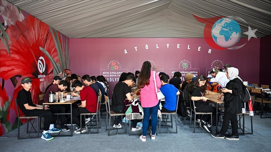 Gençler Sıfır Atık Vakfı Standına İlgi Gösteriyor