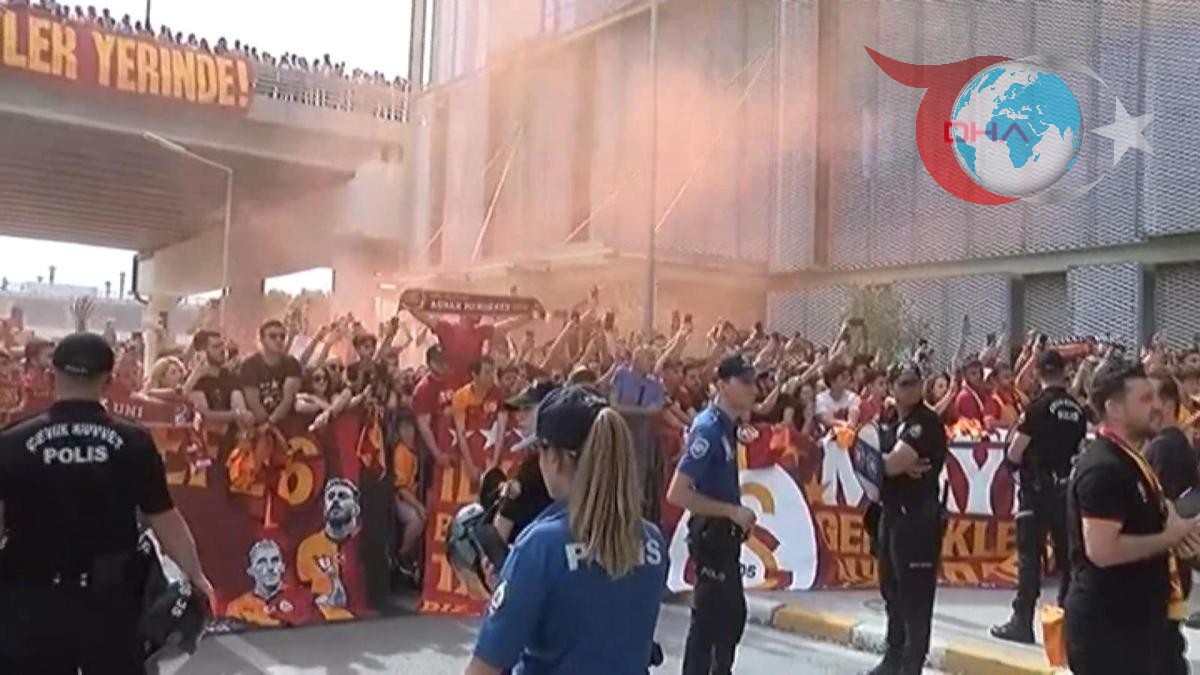 Galatasaray Taraftarları Takımlarını Coşkuyla Karşıladı
