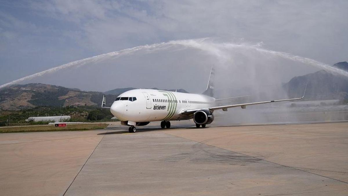 Gazipaşa-Alanya Havalimanı, Copenhagen Air Taxi'nin İlk Seferini Su Takı ile Karşıladı