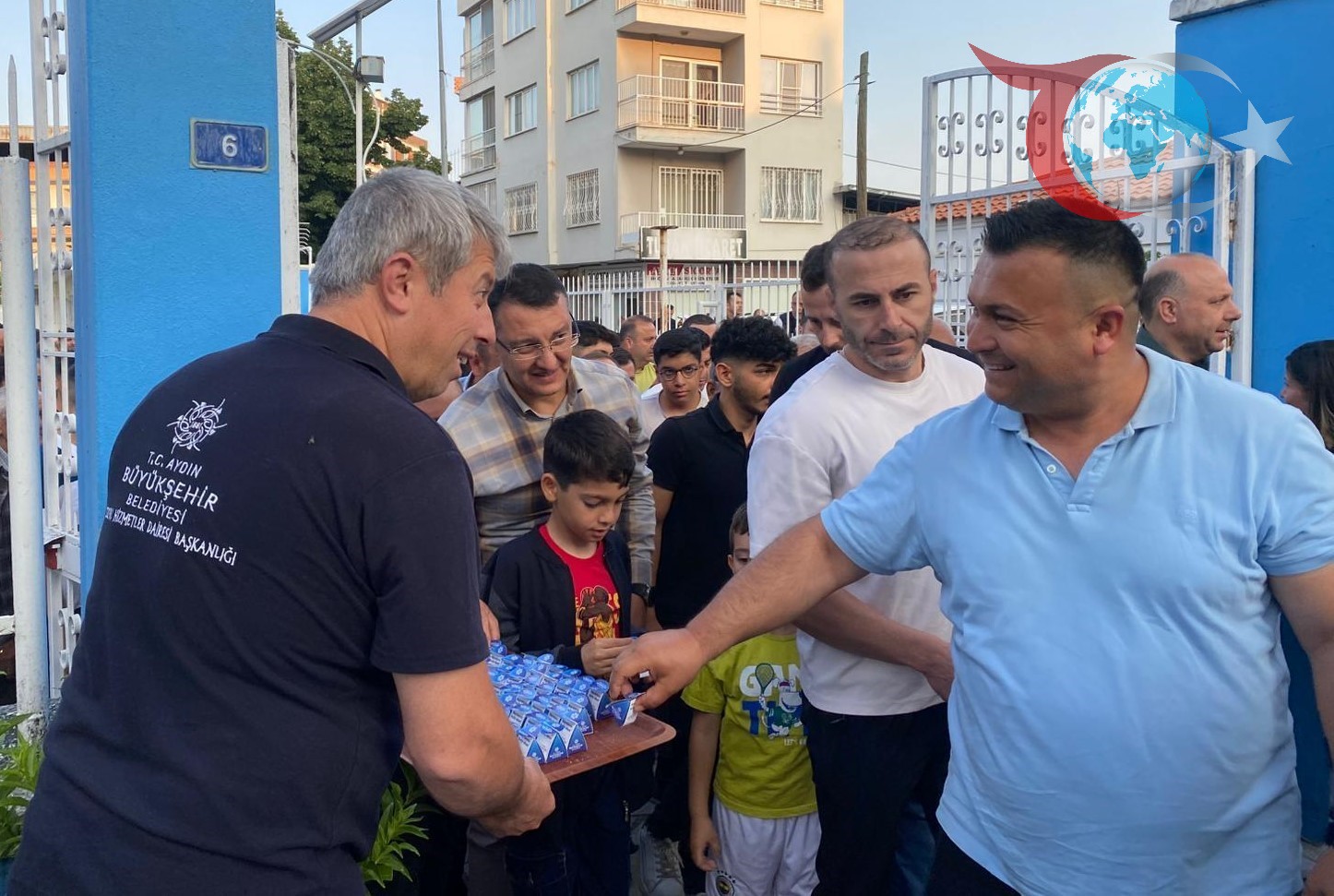 Aydın Büyükşehir Belediyesi'nden Bayramda Tatlı İkramı