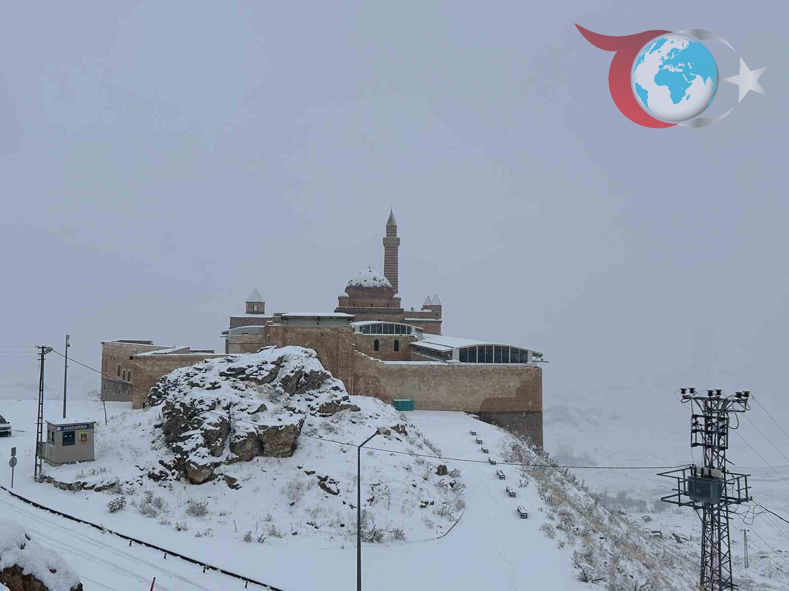Kar Yağışıyla Büyüleyici Bir Görünüme Kavuşan İshak Paşa Sarayı