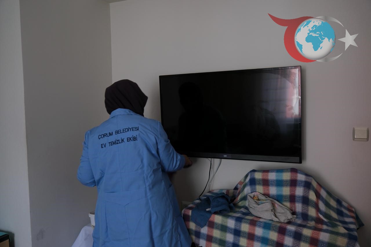 Çorum Belediyesi'nden Yaşlılara Temizlik Desteği: Gönüllere Dokunan Hizmet