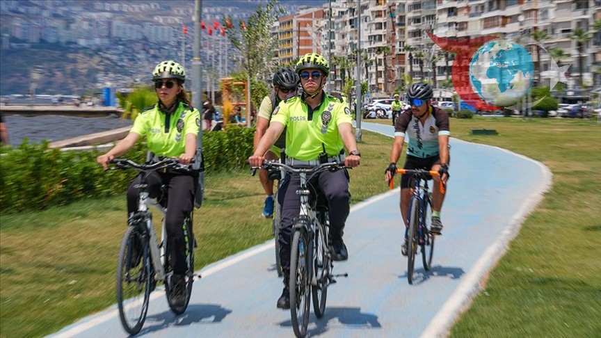 İzmir'de Bisikletli Polis Timleri Trafik ve Asayişi Sağlıyor