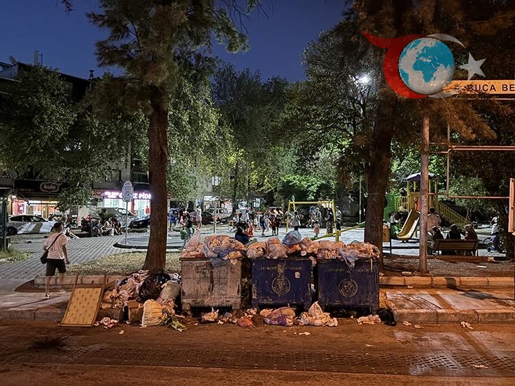 İzmir Buca'da Çöp Krizi: İşçiler Grevde, Sokaklar Çöp Yığını ile Dolu