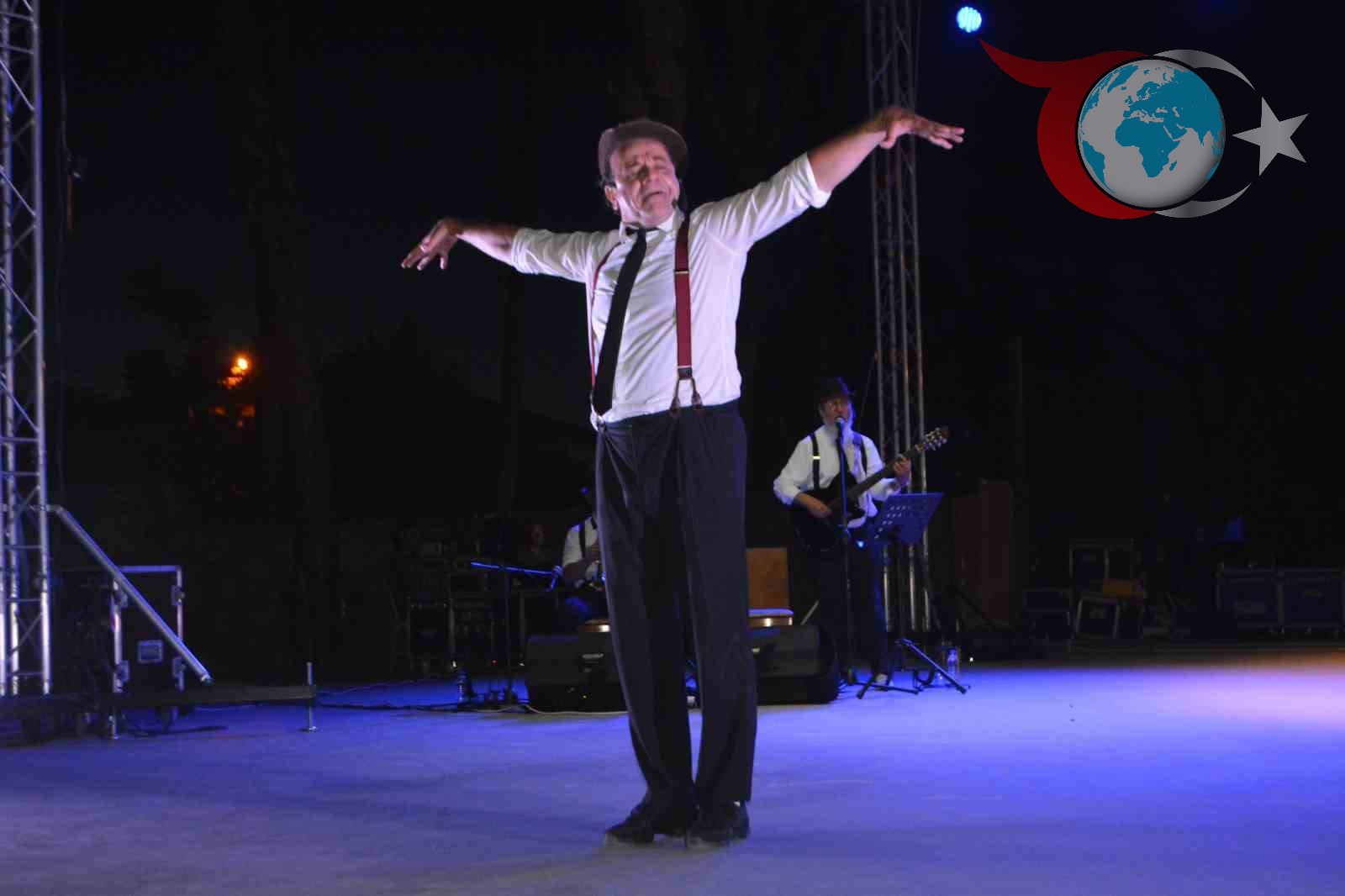 Reha Özcan, "Bir Garip Orhan Veli" ile Ayvalık’a Veda Etti