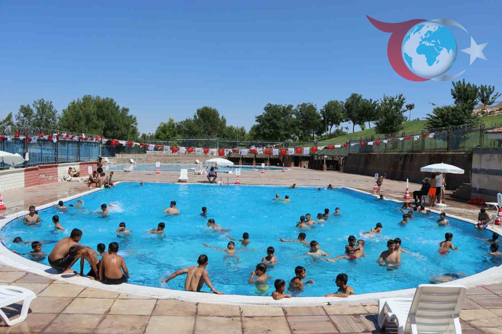 Şanlıurfa'da Gençler Sıcak Yaz Günlerinde Havuzda Serinliyor