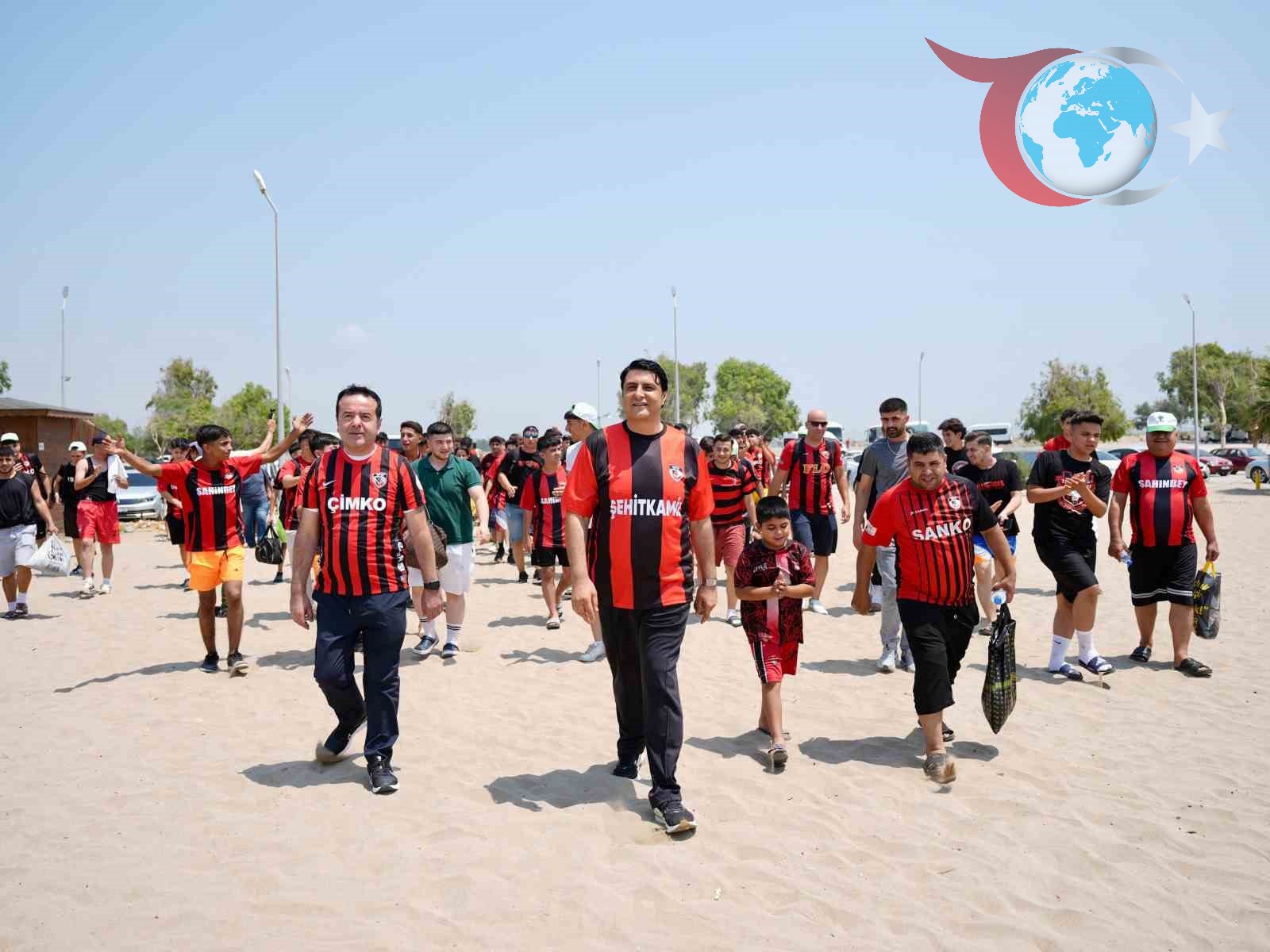 Şehitkamil Belediye Başkanı, Taraftarları Plajda Ağırladı