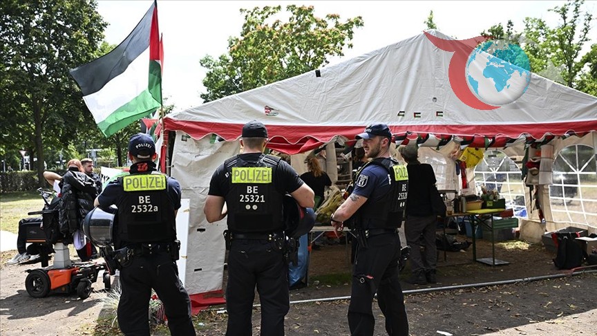 Berlin'de Protesto Alanı Değişikliği: Polis Müdahalesi ve Tepkiler