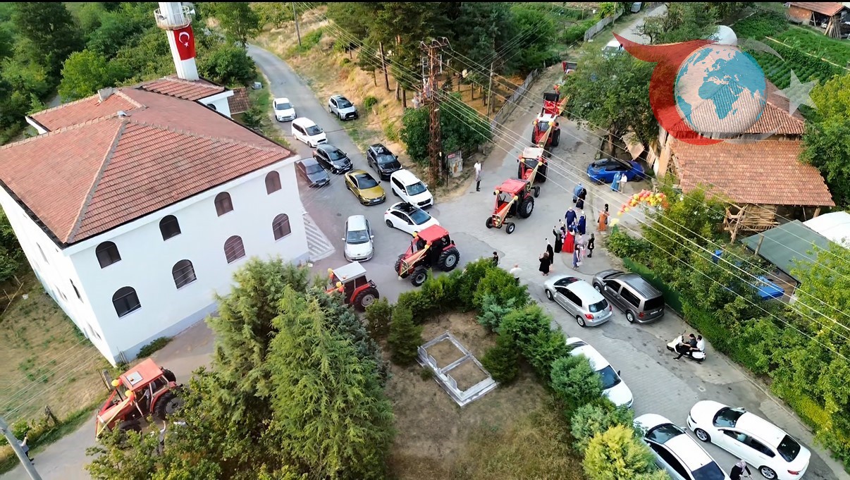 Traktörlerle Renklenen Sünnet Şöleni: Düzce'de Alışılmadık Konvoy