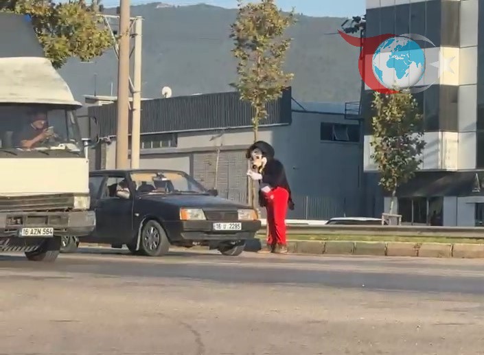 Bursa Trafiğinde Miki Fare Kostümlü Satıcı Sürücüleri Şaşırttı