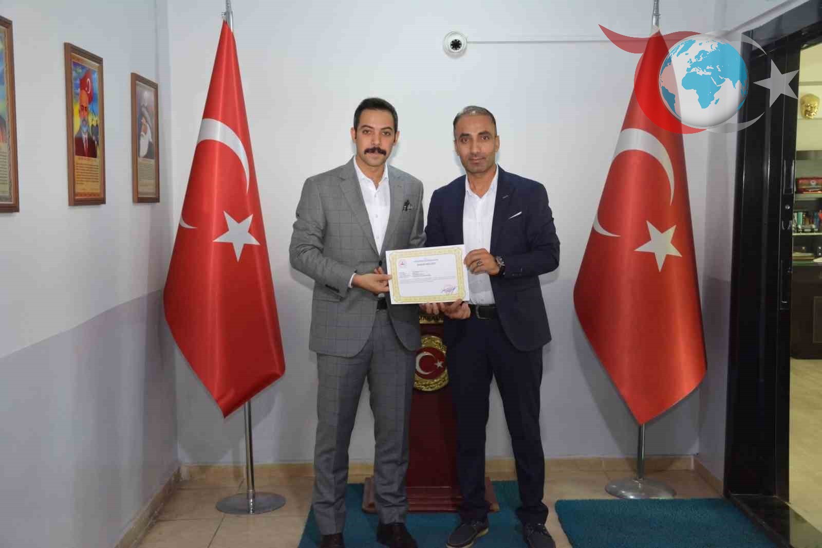 Öğretmenler, Yavru Kediyi Annesine Kavuşturmak İçin Üç Şehir Geçti