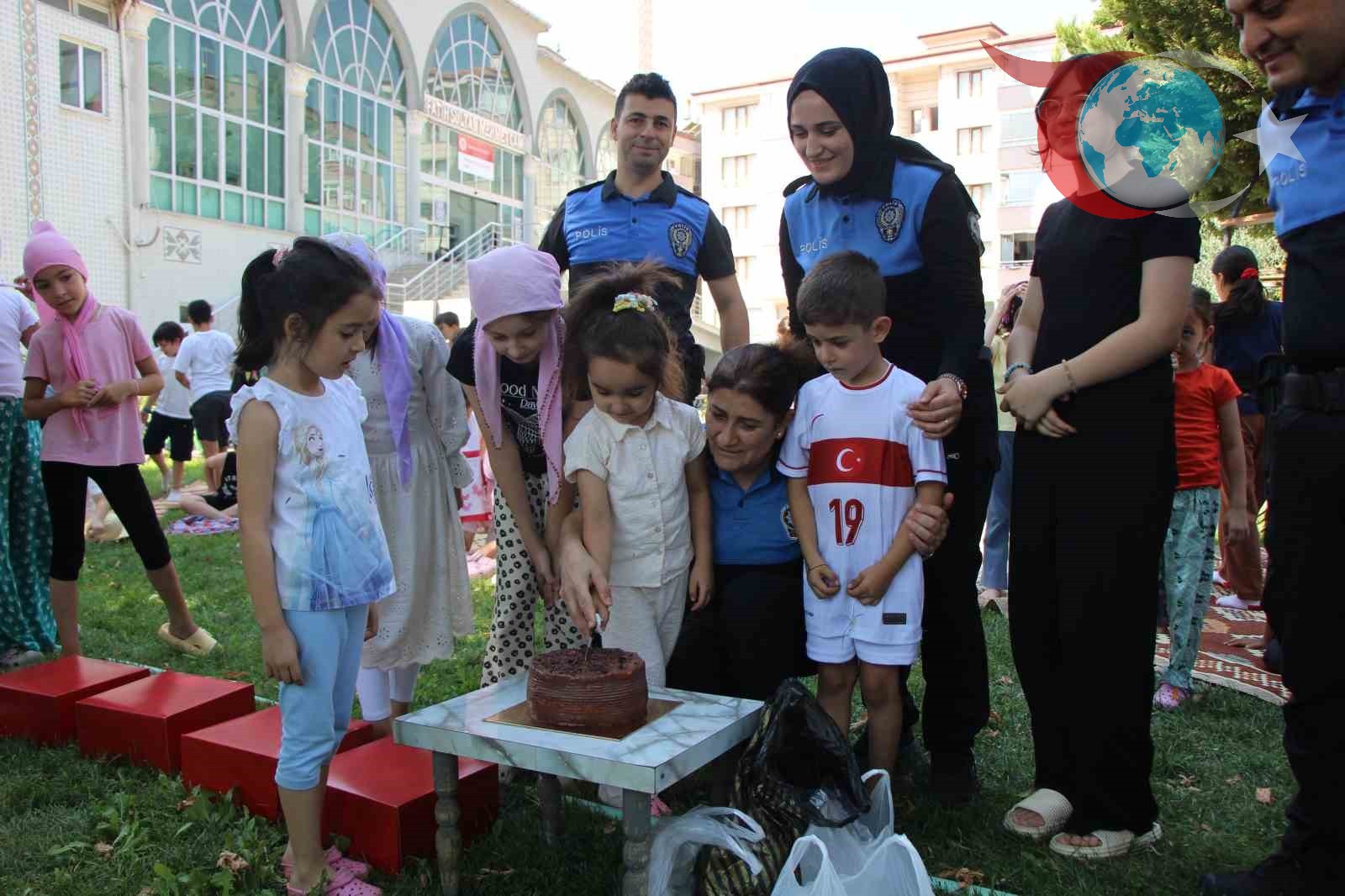 Polislerden Kur’an Kursu Öğrencilerine Pasta Sürprizi
