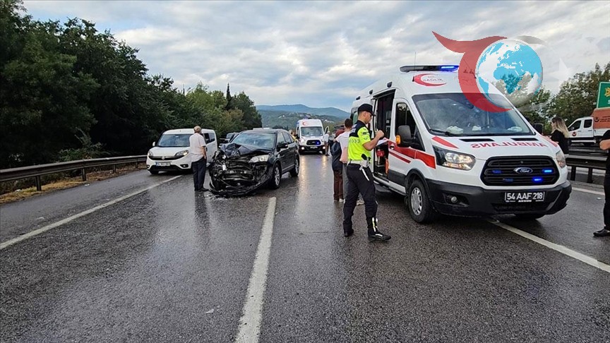 Sapanca'da Kaygan Yol Kazaya Sebep Oldu: 10 Yaralı