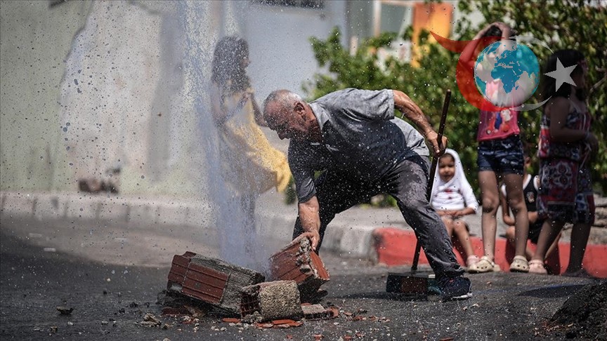 İzmir'de Patlayan Su Borusu Mahalleliyi İsyan Ettirdi
