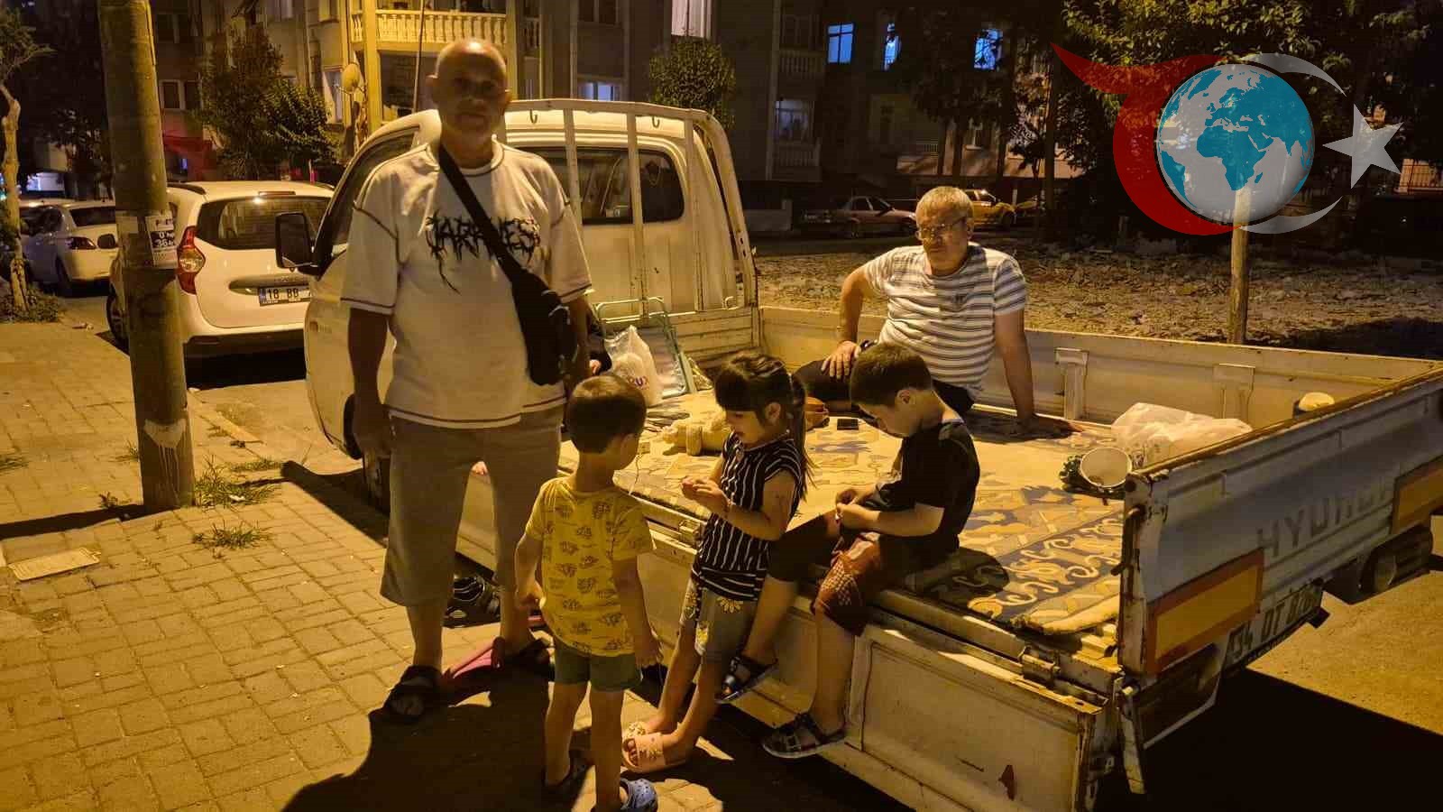 Balıkesir Depremi İstanbul'u Sarstı: Vatandaşlar Sokaklara Döküldü