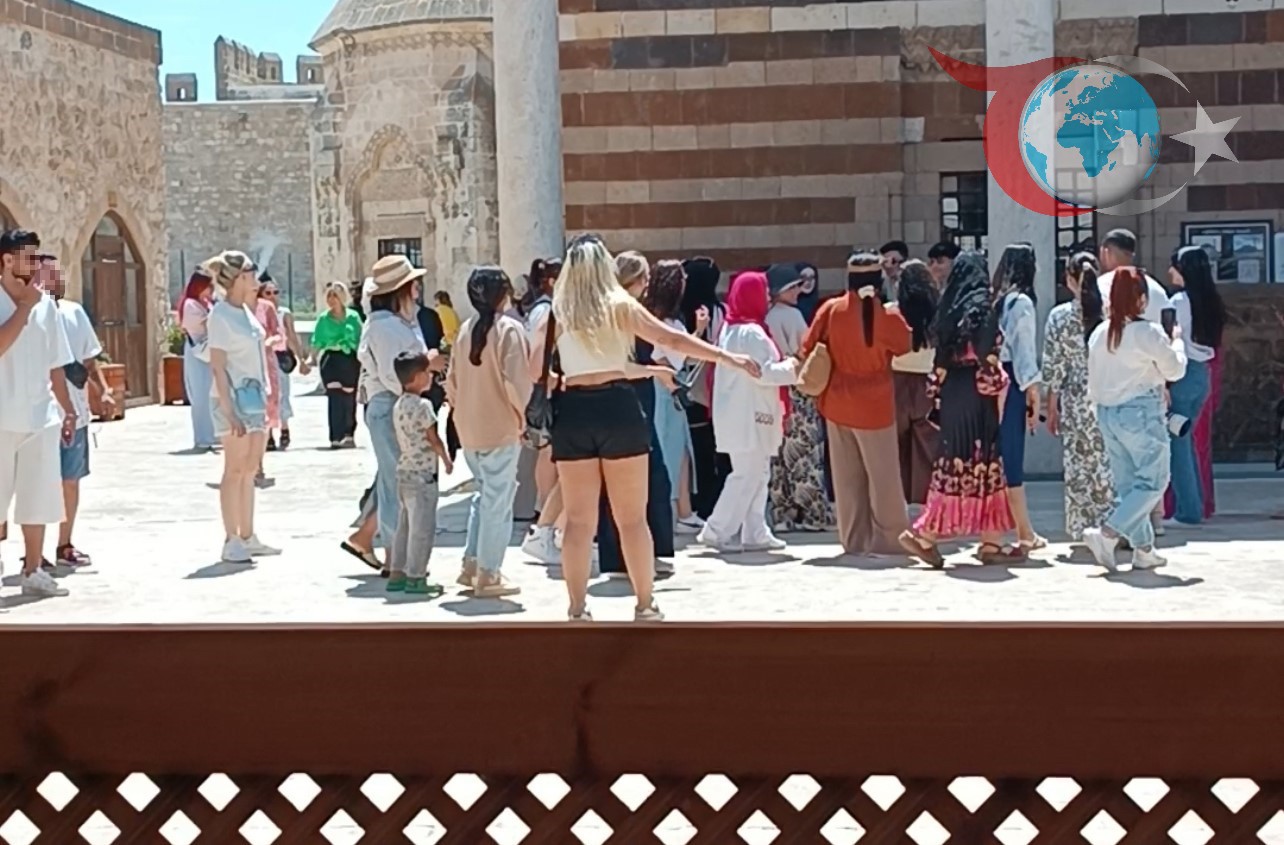 Van Hüsrev Paşa Camii'nde Uygunsuz Kıyafet Tepkisi: Tarihi Eserin Saygı Bekleyen Çığlığı