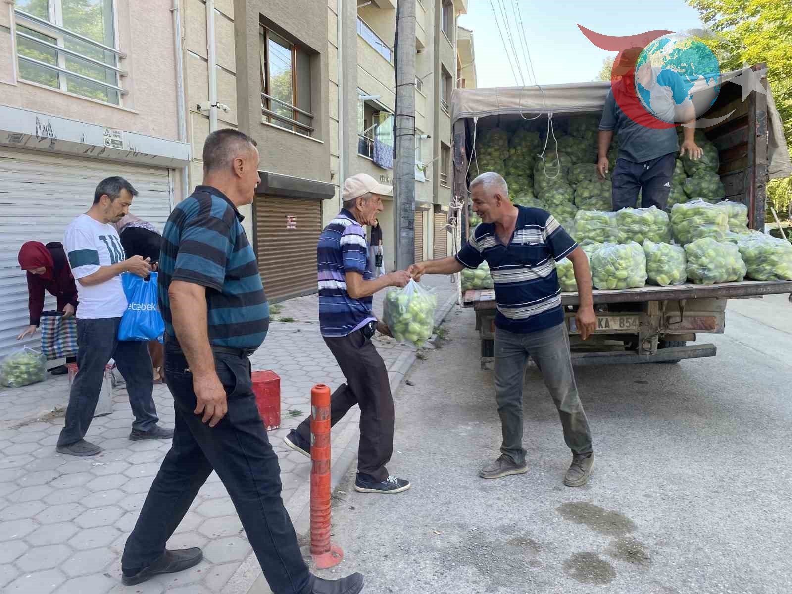 Üreticinin Dramatik Protestosu: Dolma Biberler Ücretsiz Dağıtıldı