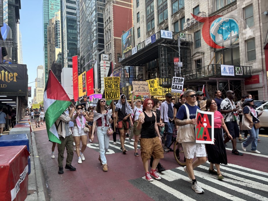 New York'ta Filistin İçin Sesler Yükseldi: On Binler Sokağa Döküldü