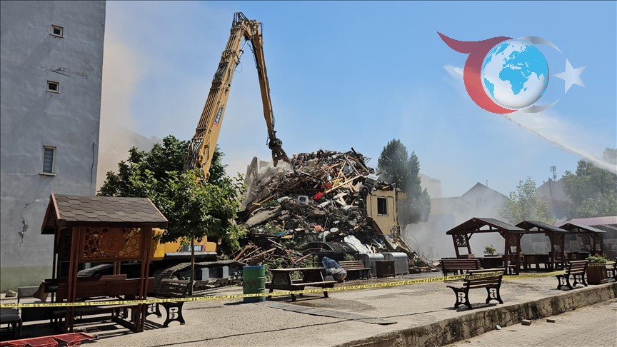 Balıkesir'de Riskli Binalar Güvenli Bir Şekilde Yıkılıyor