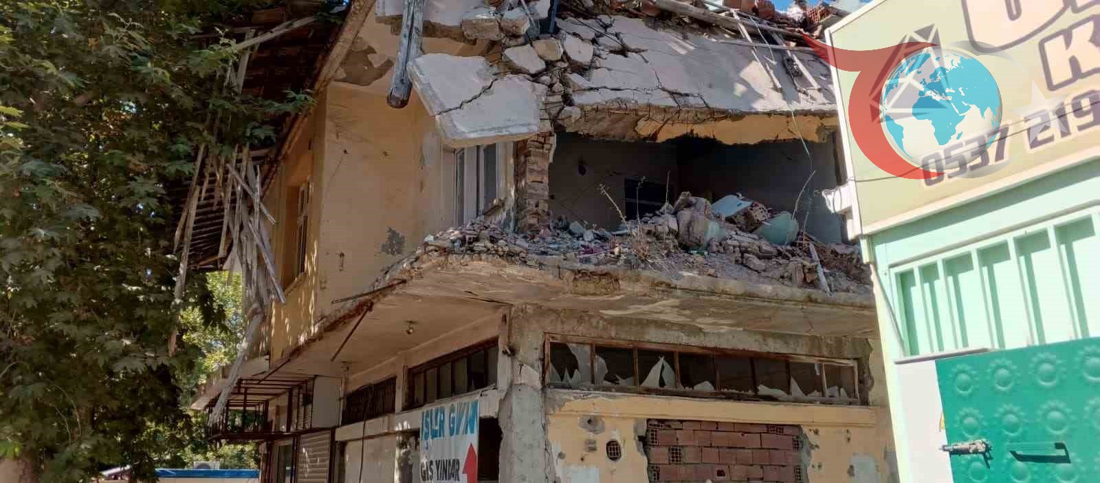 Adıyaman Gölbaşı’ndaki Ağır Hasarlı Bina Mahalleliyi Tehdit Ediyor