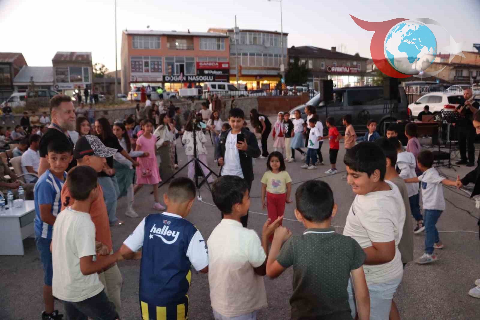 Karayazı'da Kültürle Dolu Bir Akşam: Sinema ve Müzik Bir Arada