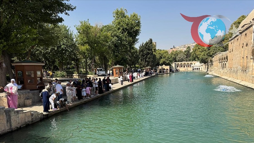 Şanlıurfa'da Kavurucu Sıcaklar: Halk Serin Yerlerde Soluklanıyor