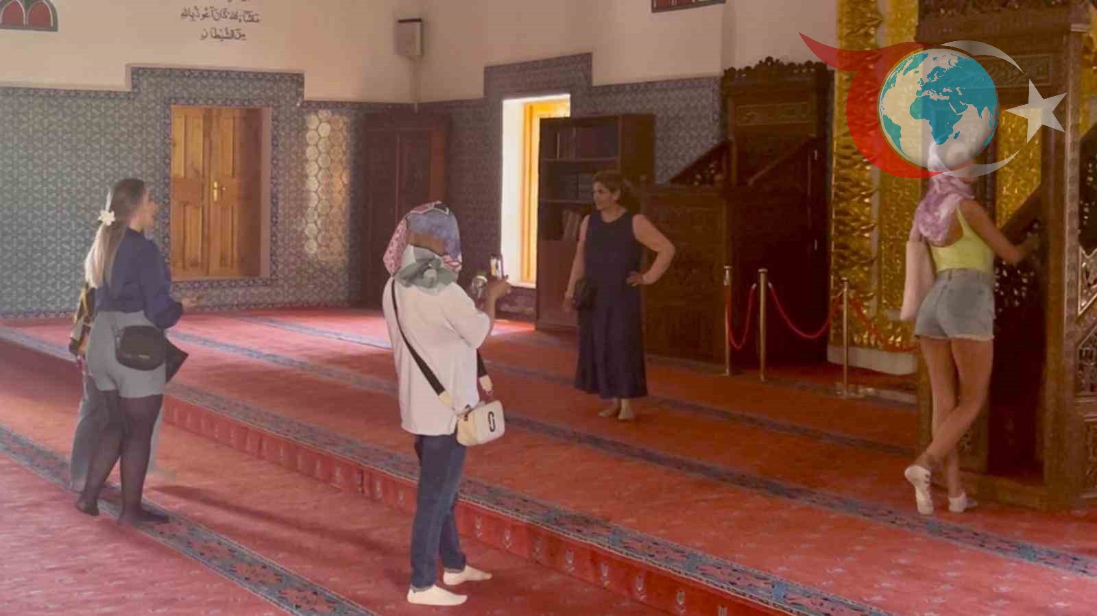 Van’da Tarihi Cami Ziyaretinde Uygunsuz Kıyafet Tartışması