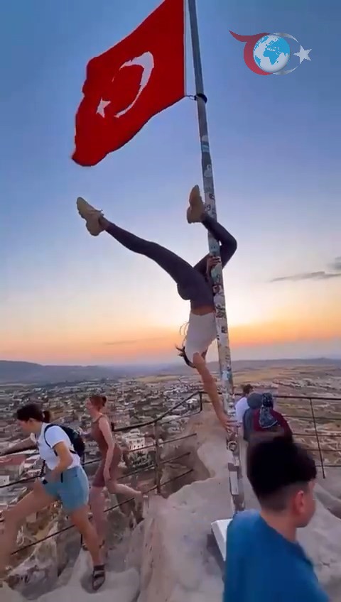 Kapadokya'da Turistin Bayrak Direğinde Uygunsuz Hareketleri Tepkilere Neden Oldu