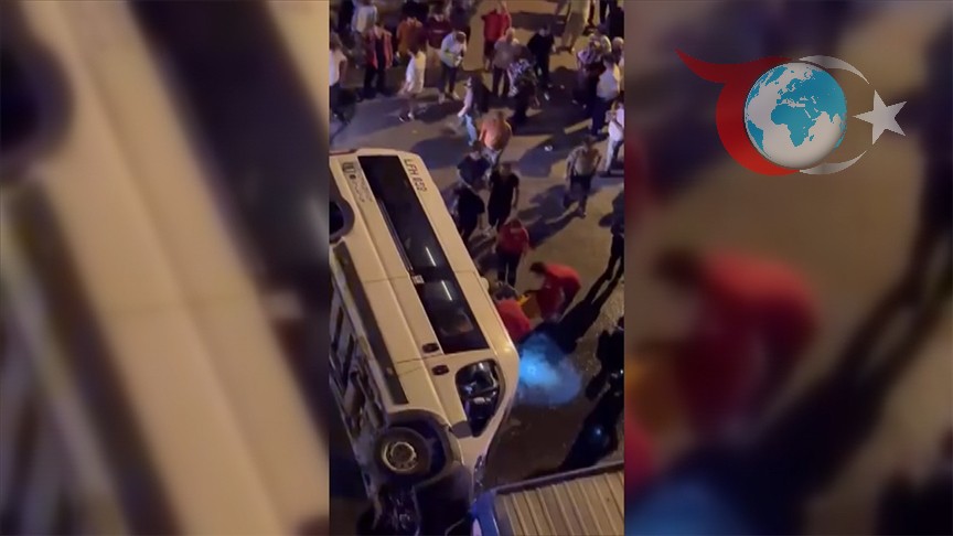 İstanbul'da Feci Trafik Kazası: Servis Minibüsü Yan Yattı
