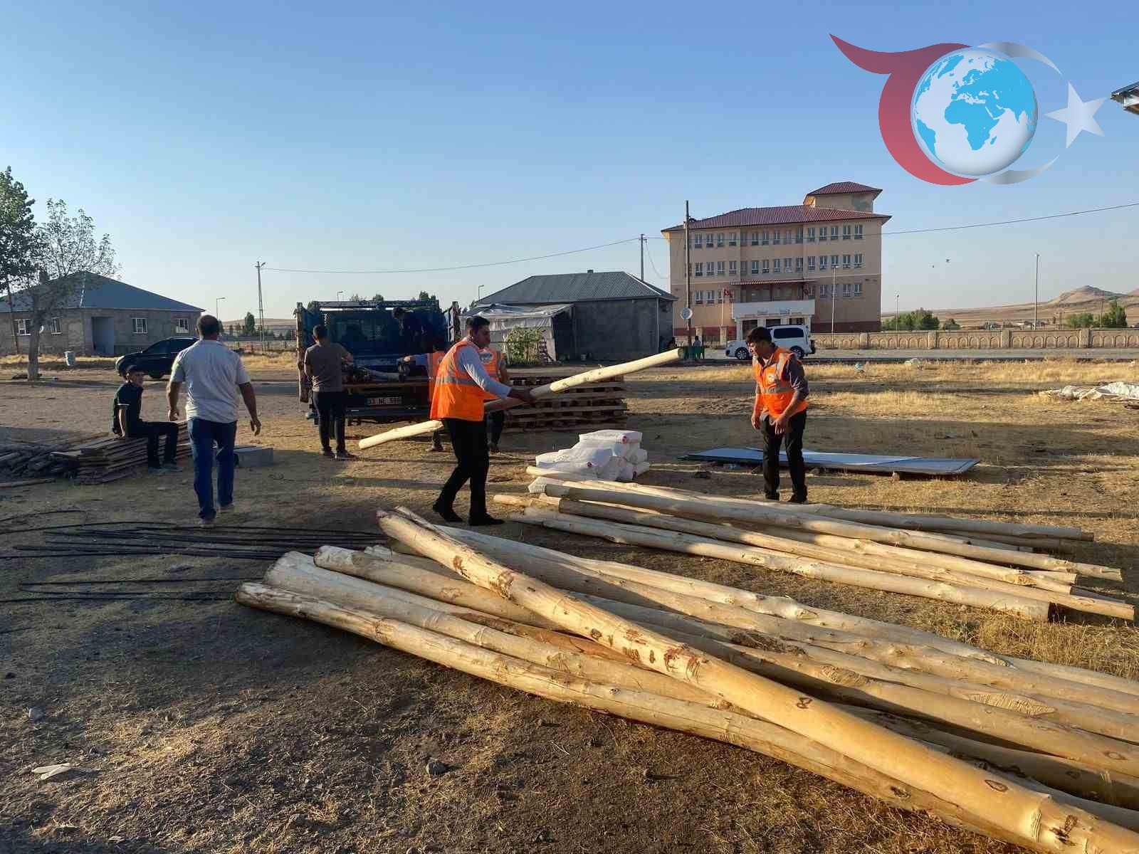 Patnos’ta Dayanışma Örneği: Zor Durumdaki Aileye Umut Oluyorlar