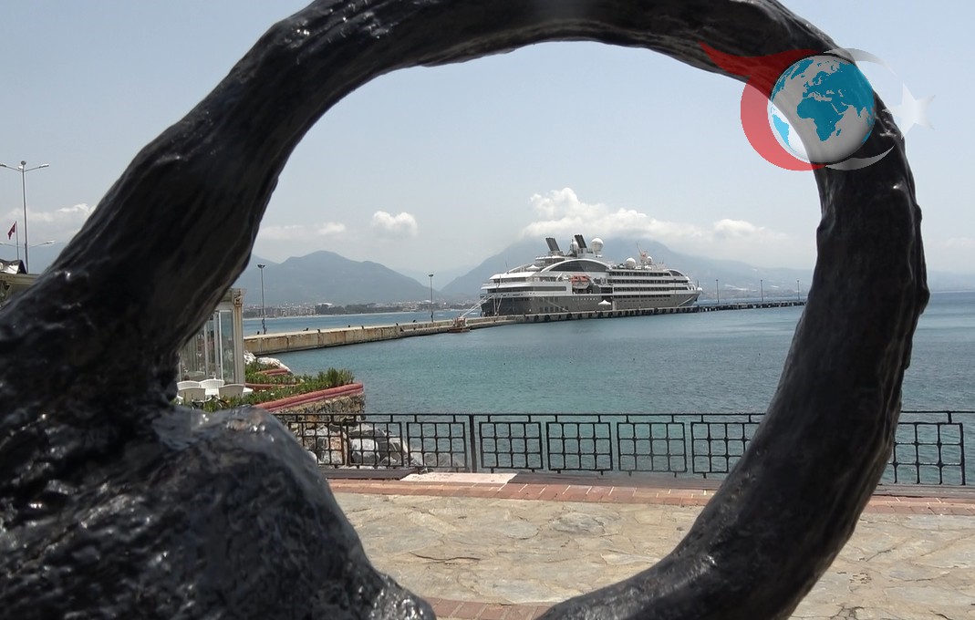 Lüks Kruvaziyer Gemisi Alanya Limanına Yanaştı