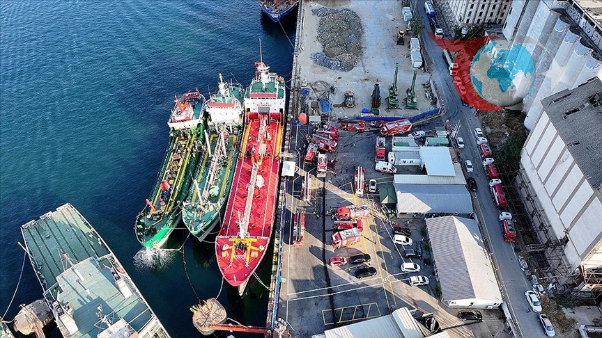 Haydarpaşa'da Demirli Gemi Alevlere Teslim Oldu: "Zeynebim İstanbul" Yangını