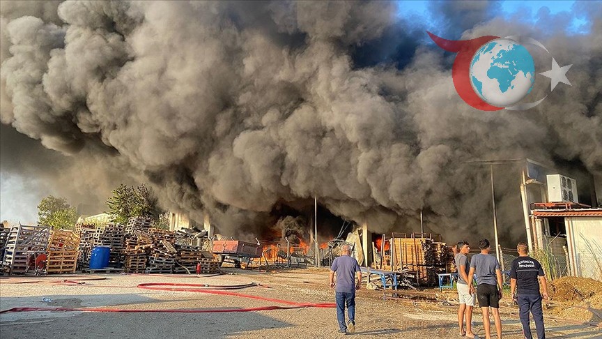 Antalya'da Soğuk Hava Deposu Yangını: Ekipler Zamanla Yarıştı