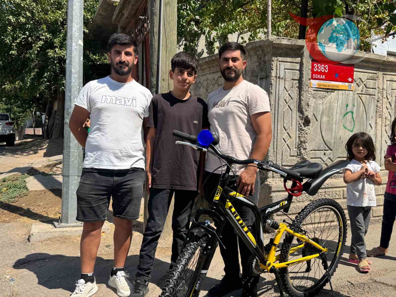 Örnek Davranış: Çöp Konteynerinde Bulduğu Serveti Teslim Eden Çocuğa Bisiklet Hediye Edildi
