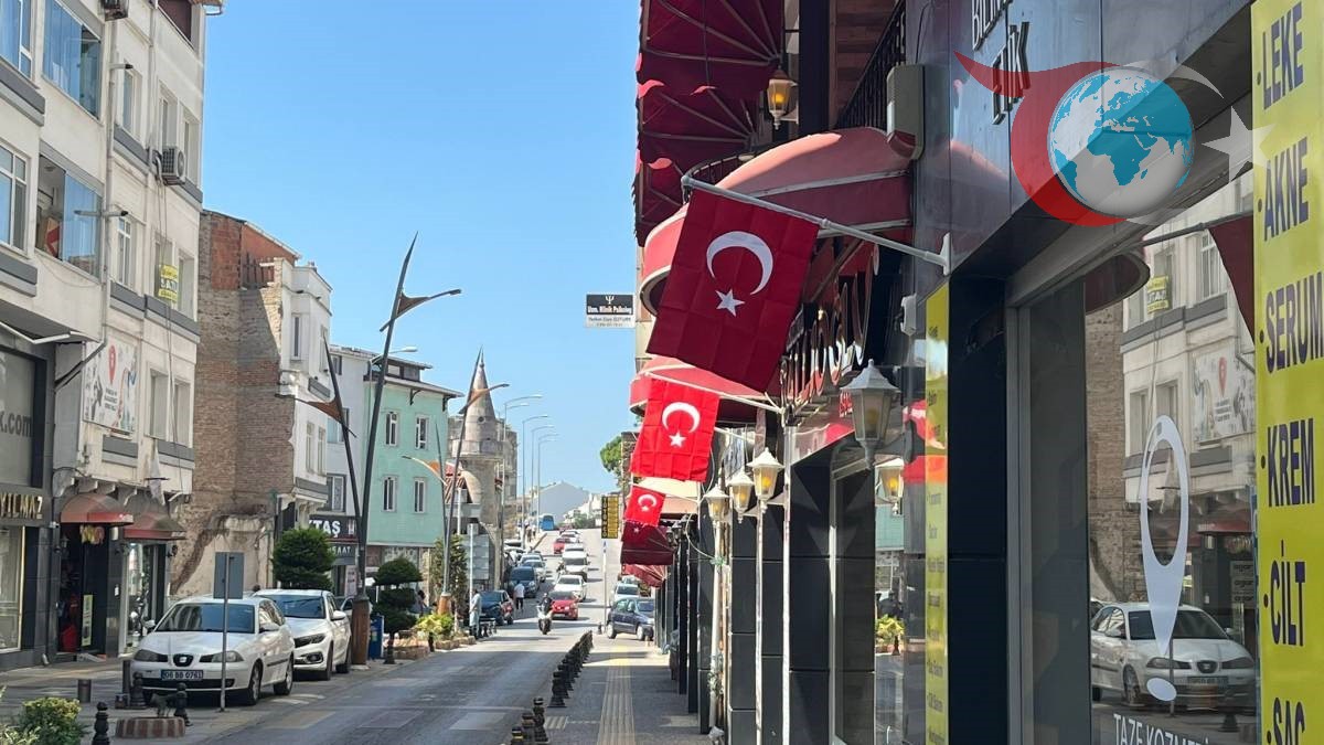 Sinop'ta Esnafa 30 Ağustos Sürprizi: Türk Bayrağı Hediyesi